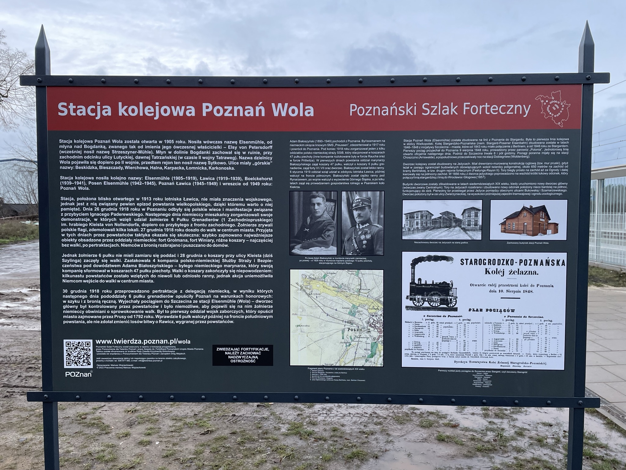 Tablica Poznaskiego Szlaku Fortecznego na stacji kolejowej Pozna Wola